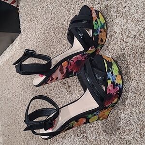 2b Bebe Black/Floral Wedges Size 7